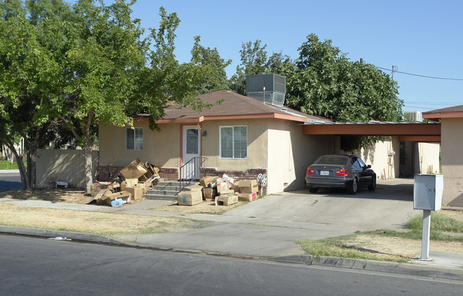 482 W Minarets Ave in Pinedale, CA - Foto de edificio - Building Photo