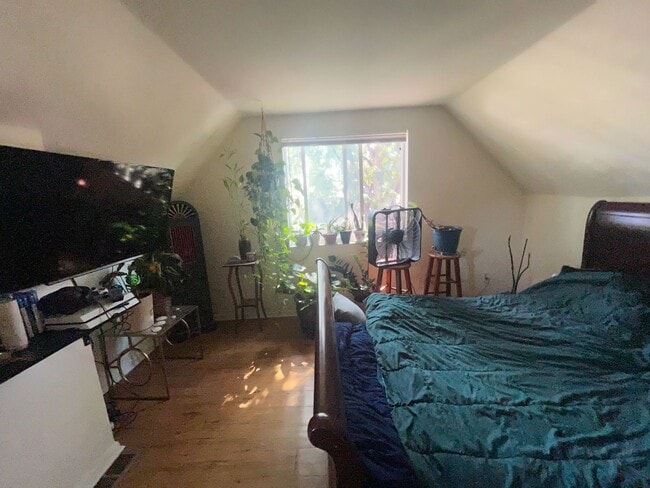 property at 414 E 7th St