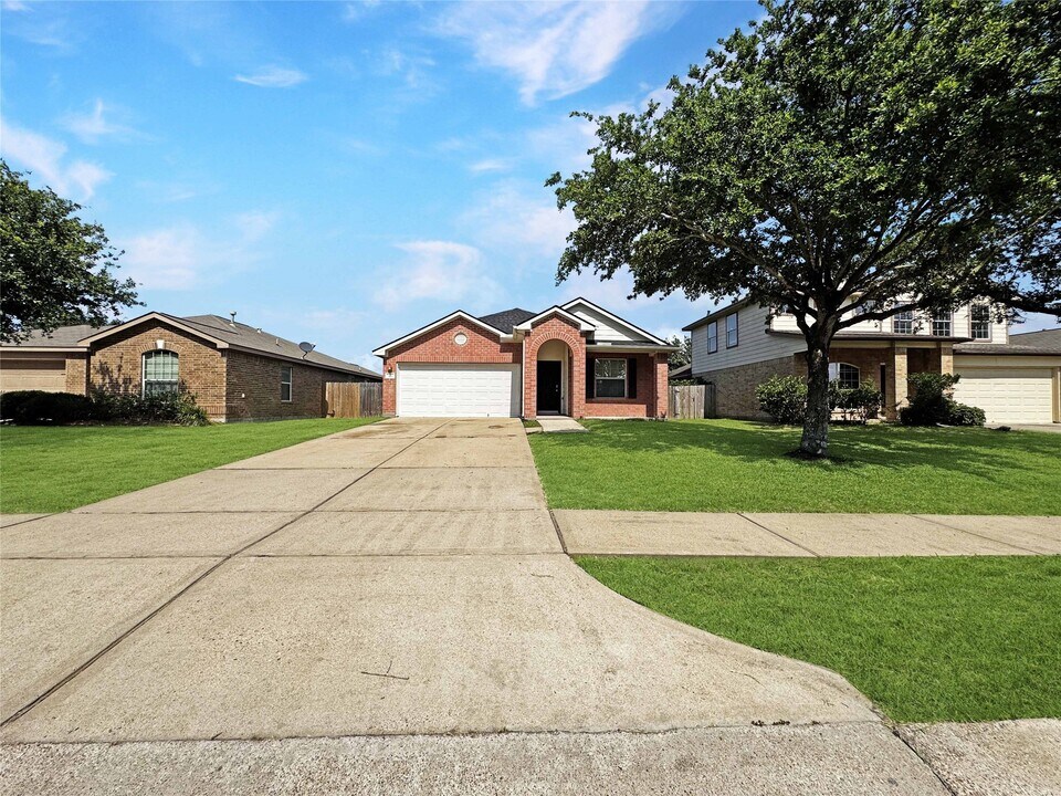 749 Grassy Knoll Trail in La Marque, TX - Building Photo