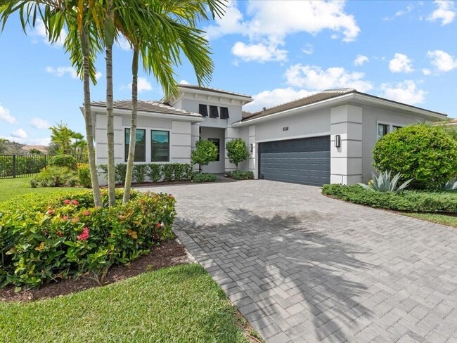 5577 St Armands Way in Westlake, FL - Building Photo - Building Photo