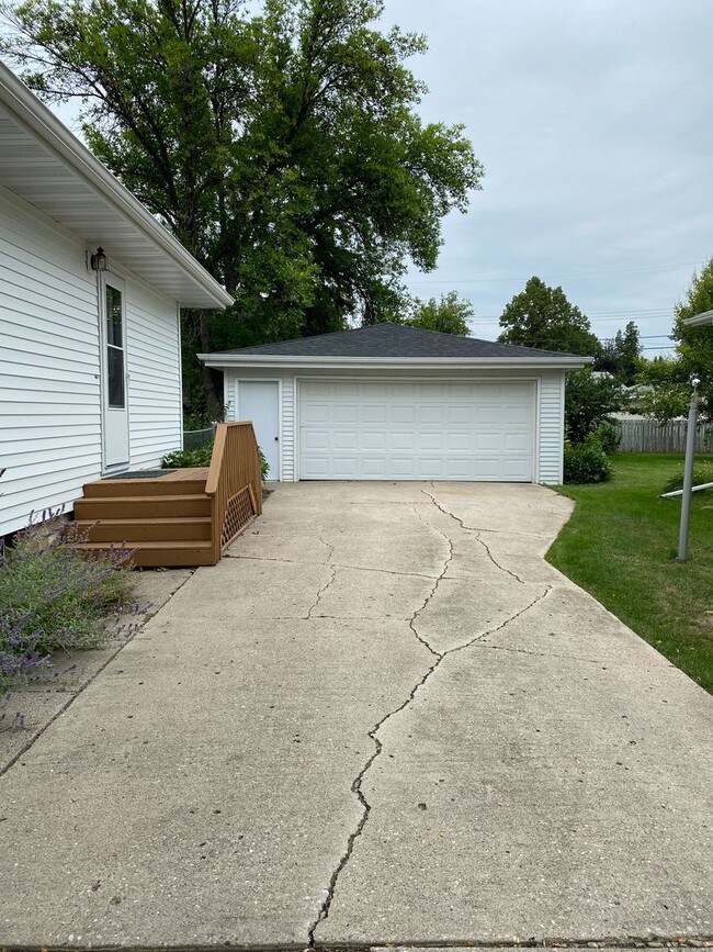 805 S 21st St in Grand Forks, ND - Building Photo - Building Photo