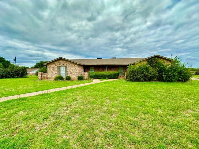 201-203-203 W Gruver Cir