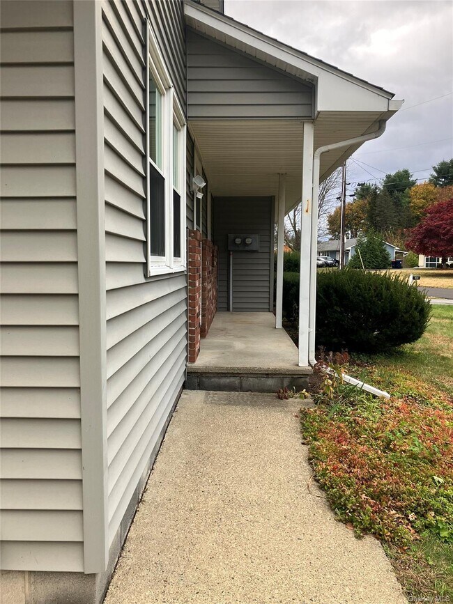 48 Jefferson Rd in Red Hook, NY - Building Photo - Building Photo