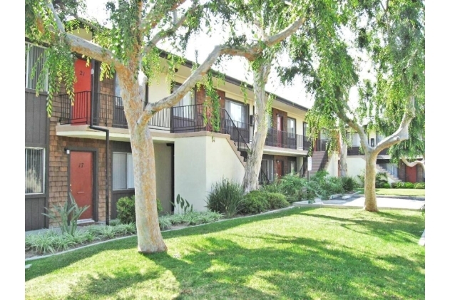 Coast Apartments in Costa Mesa, CA - Foto de edificio - Building Photo