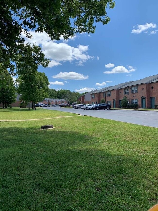 Spring Hill Townhomes in Lebanon, TN - Foto de edificio - Building Photo