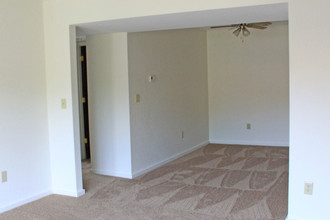 River Valley Manor Apartments in Flint, MI - Building Photo - Building Photo