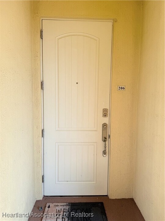 2351 Lakeview Dr in Sebring, FL - Foto de edificio