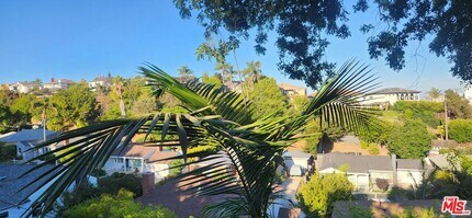 5667 Heatherdale Dr in Los Angeles, CA - Building Photo - Building Photo