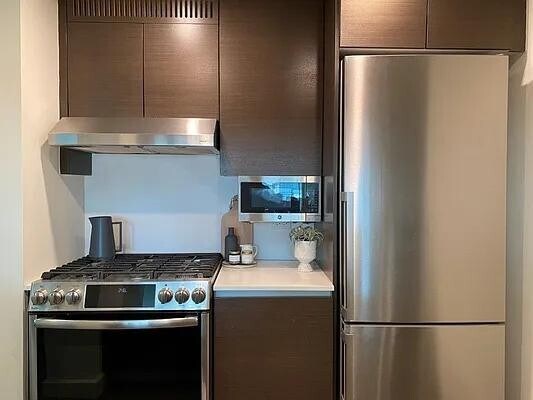 315 W 33rd St in New York, NY - Building Photo