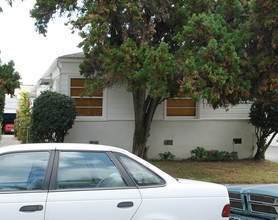 1626 Rodney Dr in Los Angeles, CA - Foto de edificio - Building Photo