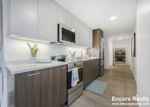 425 Massachusetts Ave in Cambridge, MA - Foto de edificio - Building Photo