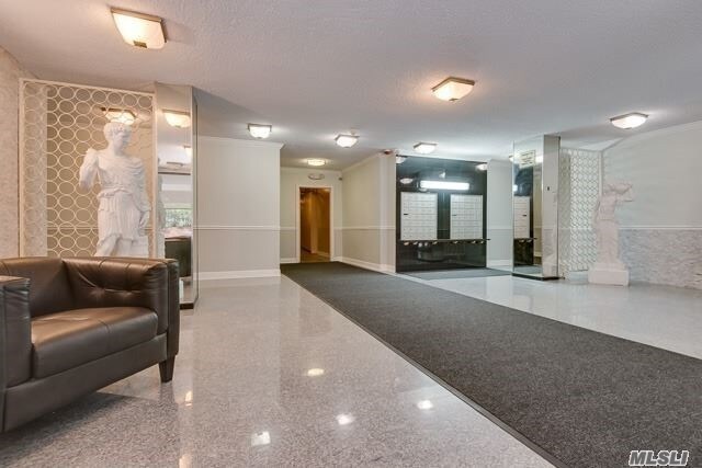 190 1st St-Unit -2D in Mineola, NY - Building Photo - Building Photo