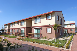 Huntington Palace Luxury Apartments in Fresno, CA - Building Photo - Building Photo