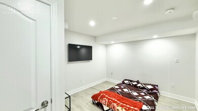 4082 Channing Cres in Oakville, ON - Building Photo - Building Photo