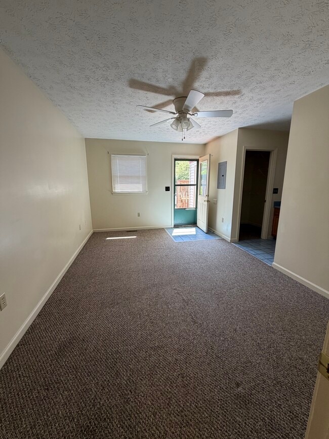 150 Cypress Dr, Unit 142 in Frankfort, KY - Foto de edificio - Building Photo