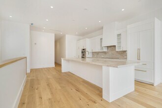 261 Royal Poinciana Way in Palm Beach, FL - Building Photo - Building Photo