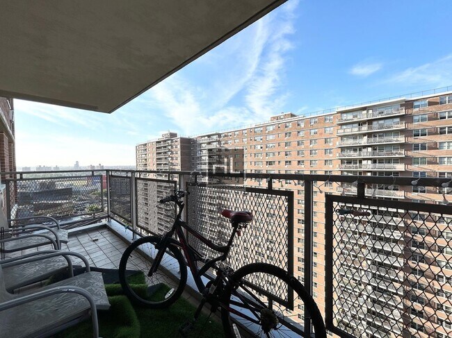 2940 W 5th St, Unit 19C in Brooklyn, NY - Building Photo - Building Photo