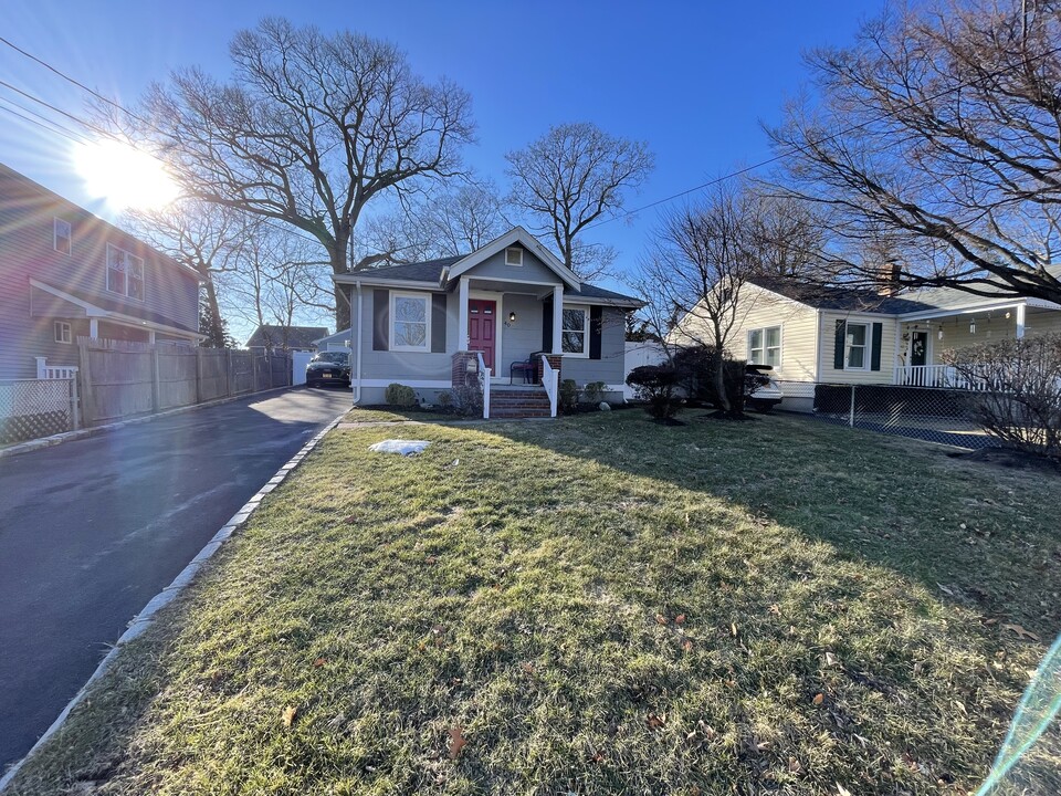 40 Folsom Ave in Huntington Station, NY - Building Photo