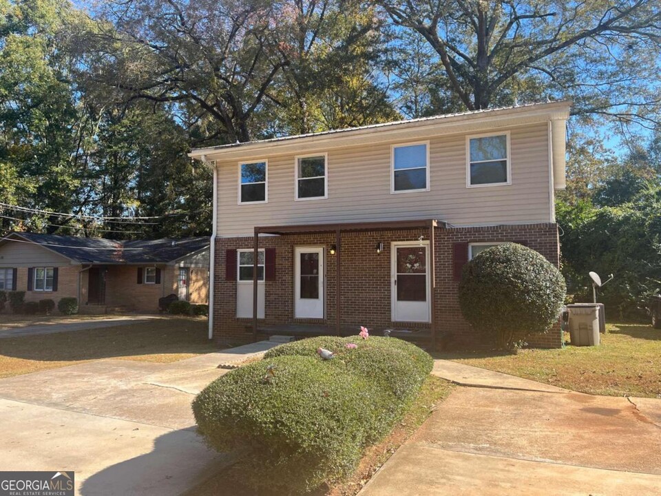 402 Waverly Way in Lagrange, GA - Building Photo