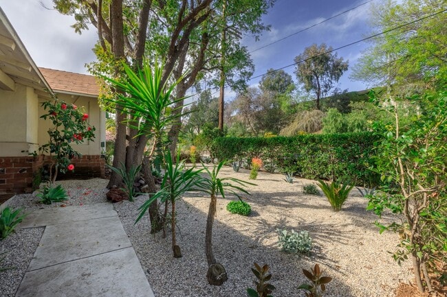 15826 Magnolia Blvd in Los Angeles, CA - Building Photo - Building Photo