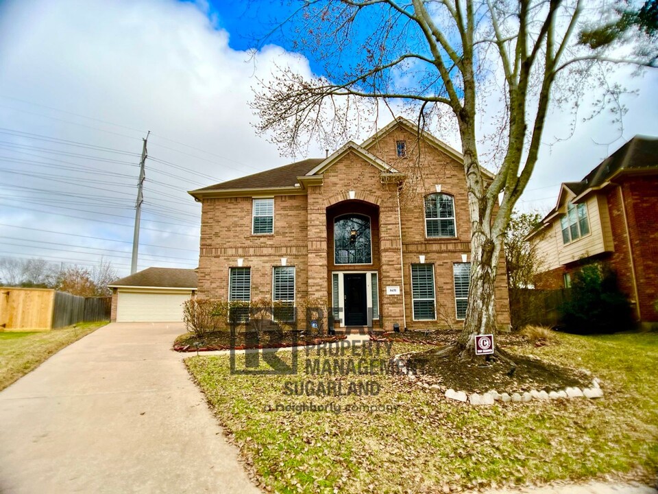 8431 Big Bend Dr in Sugar Land, TX - Building Photo