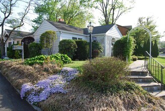 11 Alex Ln in Glen Cove, NY - Foto de edificio - Building Photo