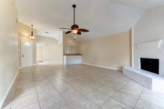 4035 Green Crest Dr in Houston, TX - Building Photo - Building Photo
