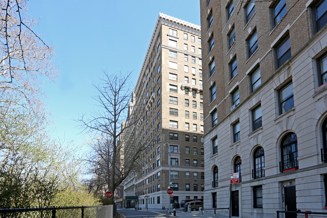 300-302 Riverside Dr in New York, NY - Building Photo