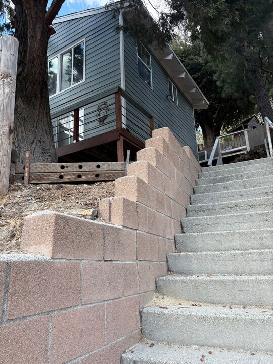 497 Delle Dr in Crestline, CA - Foto de edificio