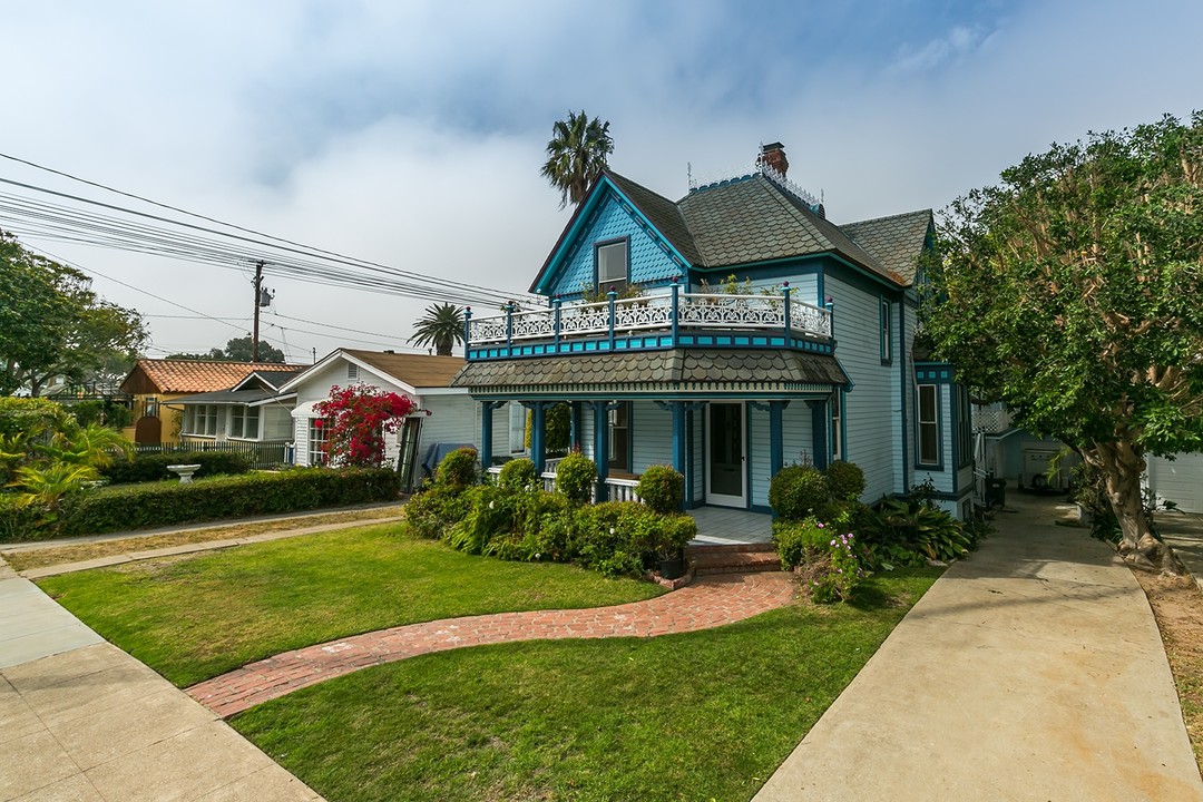 323 S Francisca Ave in Redondo Beach, CA - Building Photo