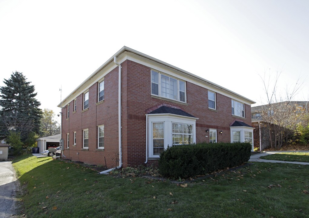 9215 W Wisconsin Ave in Milwaukee, WI - Building Photo
