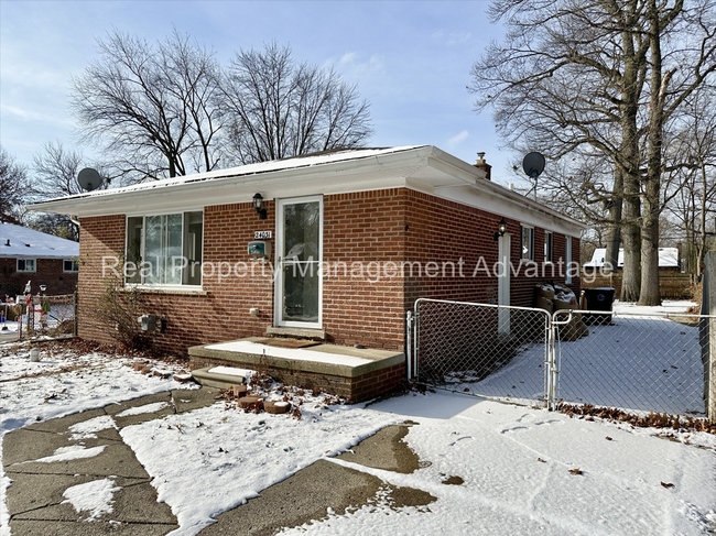 24031 Meadowlark St in Oak Park, MI - Foto de edificio - Building Photo