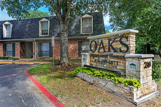 The Oaks Apartments in Huntsville, TX - Building Photo - Building Photo