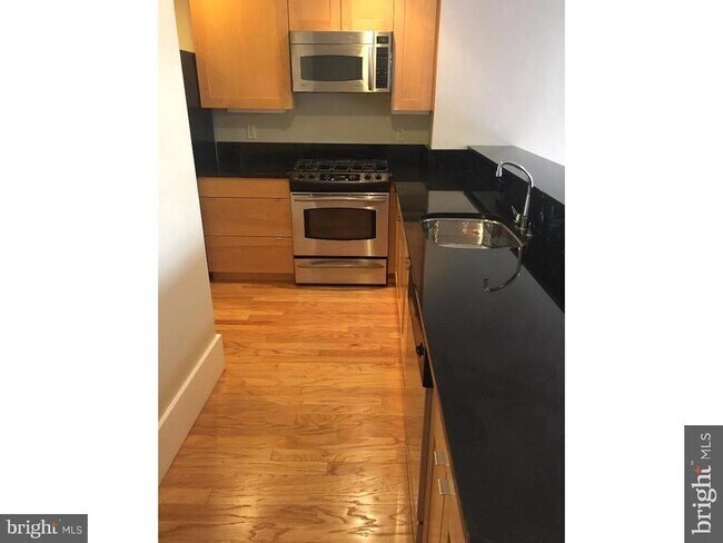 1615 Walnut St in Philadelphia, PA - Building Photo - Building Photo