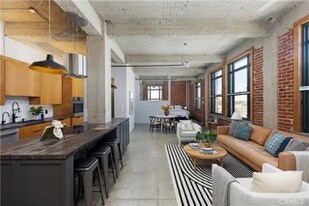 100 W 5th St in Long Beach, CA - Building Photo