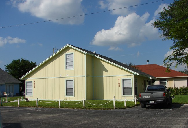 4169 Herbertz Rd in Lake Worth, FL - Foto de edificio - Building Photo