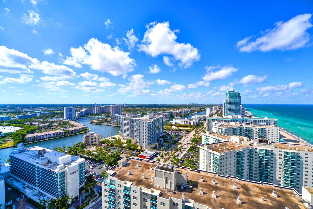 4111 S Ocean Dr in Hollywood, FL - Building Photo