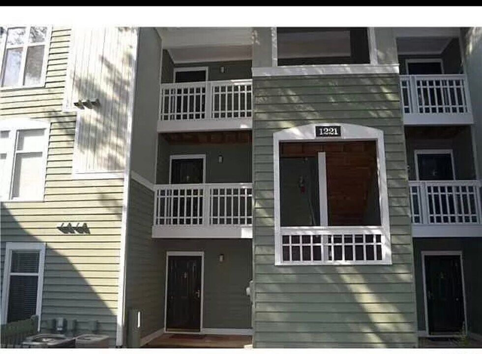 1221 Westview Ln in Raleigh, NC - Building Photo