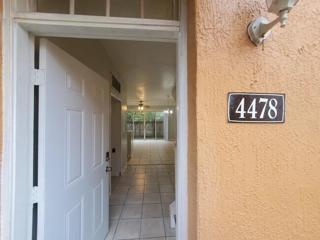 2545 Old Vineland Rd in Kissimmee, FL - Building Photo - Building Photo