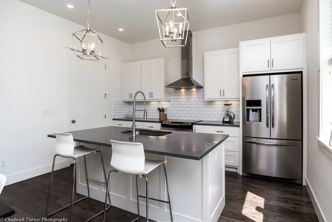 306 NW H St in Bentonville, AR - Foto de edificio - Building Photo