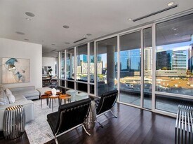 2408 Victory Park Ln in Dallas, TX - Building Photo