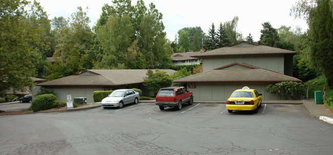 Hilldale Garden Apartments in Portland, OR - Building Photo - Building Photo