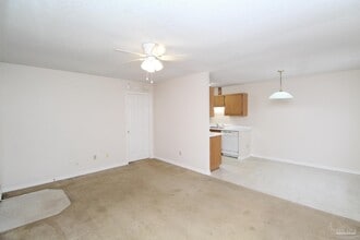 8110 Stonebrook Dr in Pensacola, FL - Foto de edificio - Building Photo