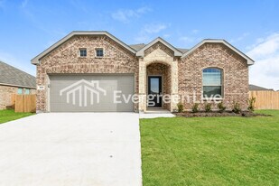 200 Pine St in Azle, TX - Building Photo