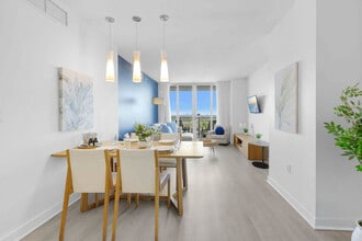 1180 E Hallandale Beach Blvd in Hallandale Beach, FL - Foto de edificio - Building Photo