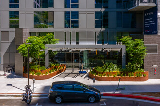 AVEN Apartments in Los Angeles, CA - Foto de edificio - Building Photo