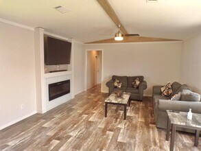 127 Lear Ln in Pearland, TX - Building Photo - Building Photo