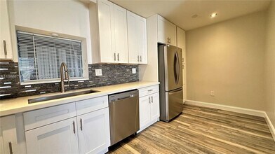 8450 NW 26th St in Sunrise, FL - Building Photo - Building Photo