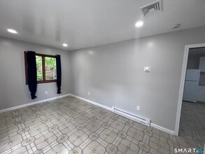 409 Oak Ave in Torrington, CT - Building Photo - Building Photo