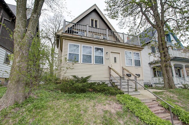 2948 N Newhall St in Milwaukee, WI - Foto de edificio - Building Photo